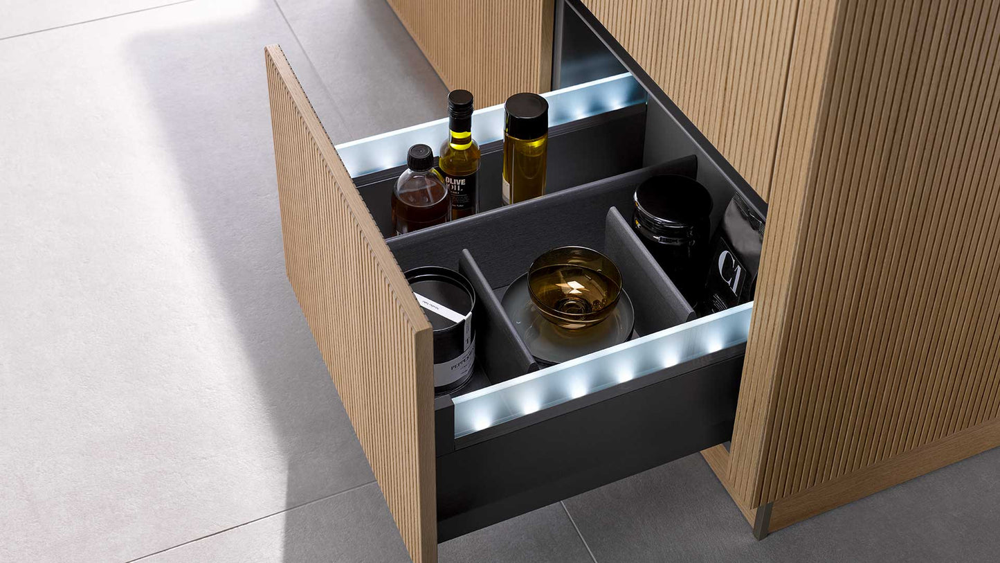 moderne-offen-kueche-mit-kochinsel-schublade-beleuchtet-organisator