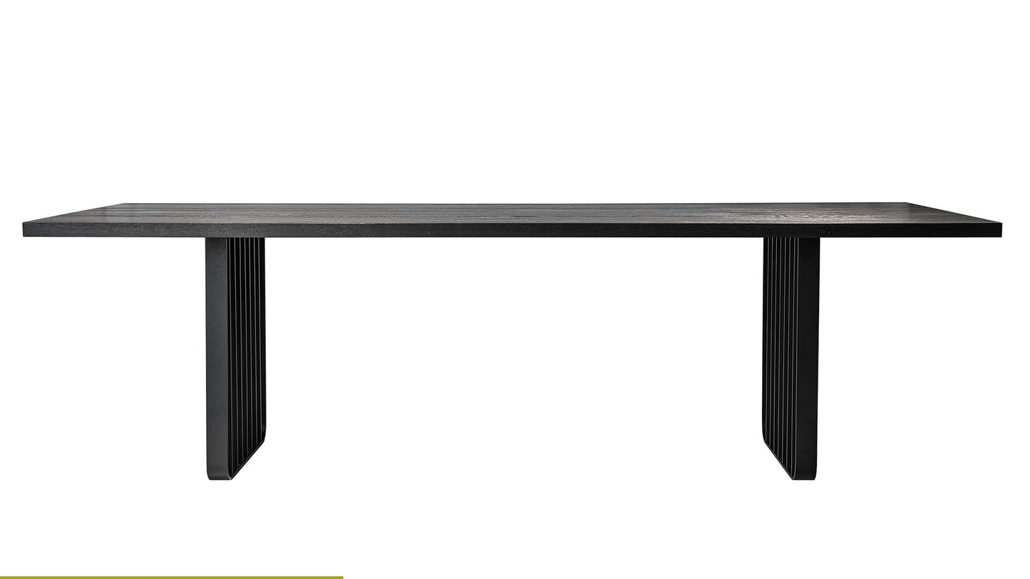 Tisch von ASCO mit Massivholztischplatte und filigranem Metallgestell.