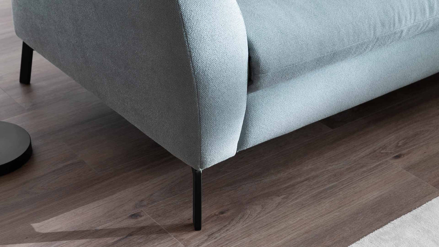 Gemütliches und modernes Sofa mit verstellbarer Rückenlehne.