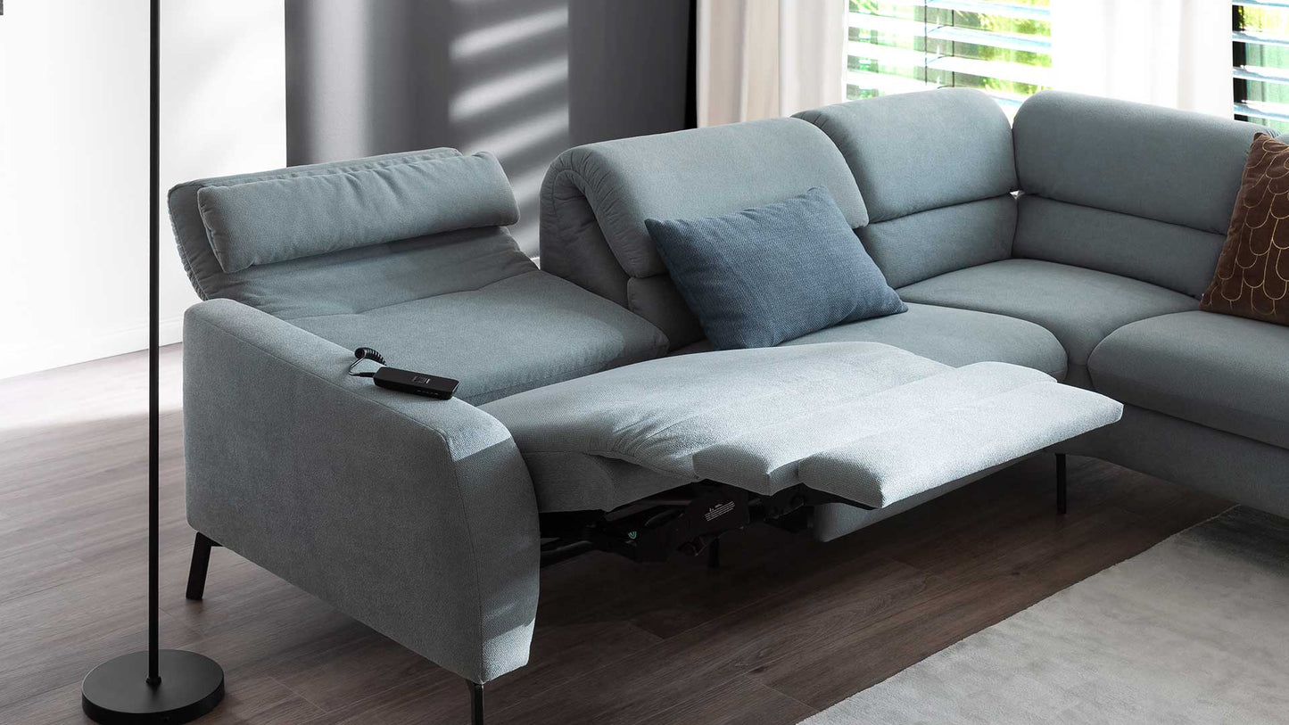 Gemütliches und modernes Sofa mit verstellbarer Rückenlehne.