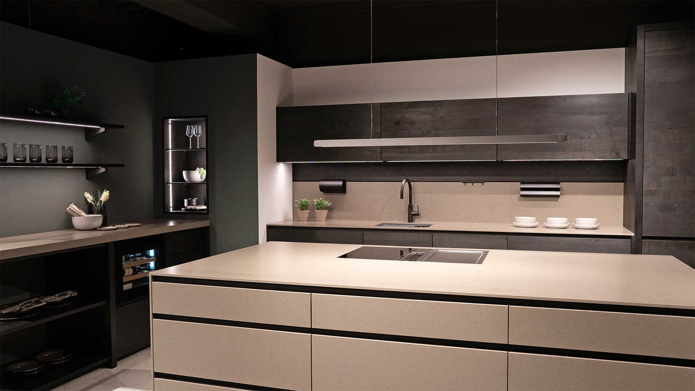 Küche Eiche schwarz mit Steinblock und BORA Kochfeldabzugssystem.