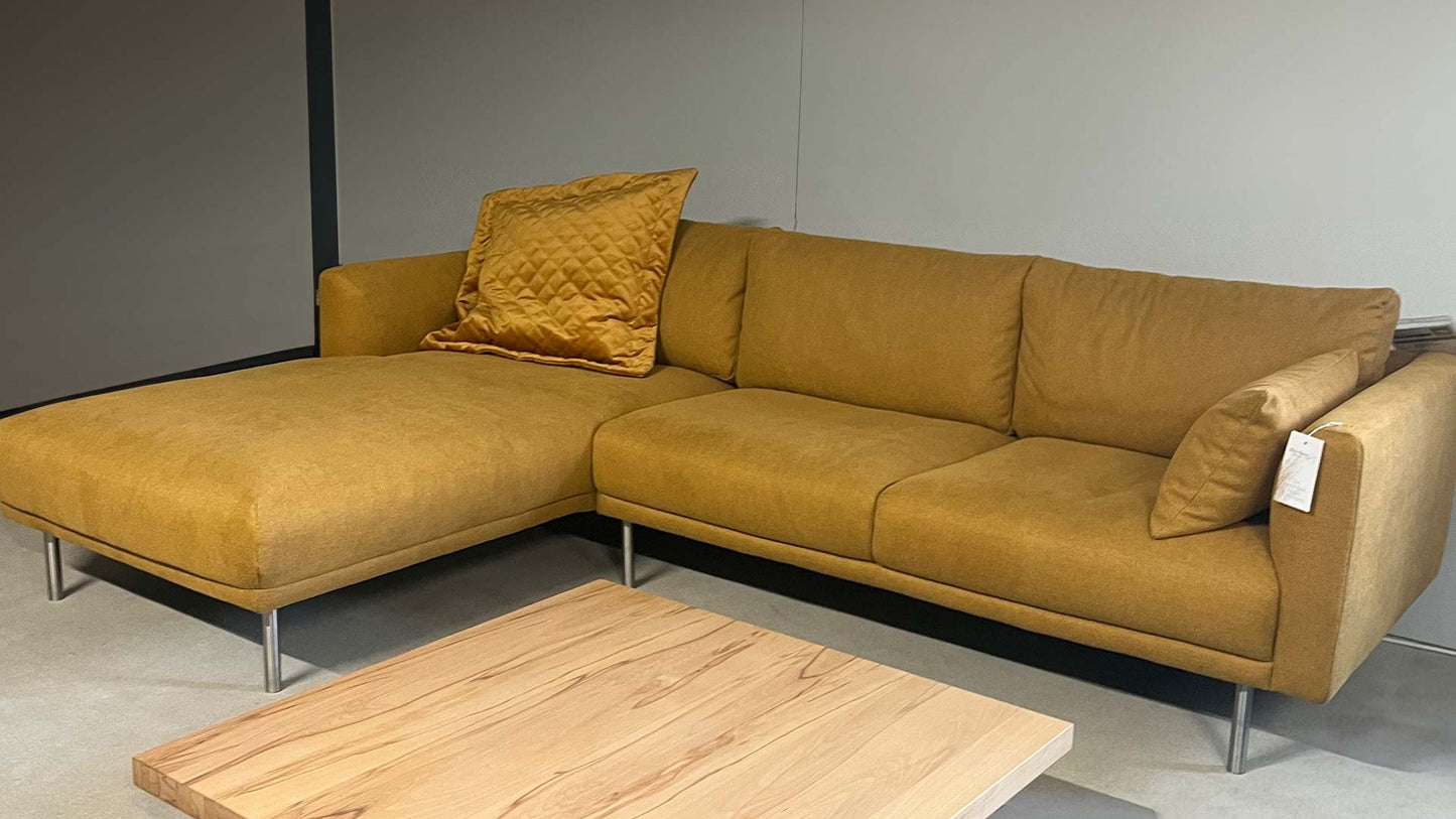 Gelbes Sofa zum Abverkauf.