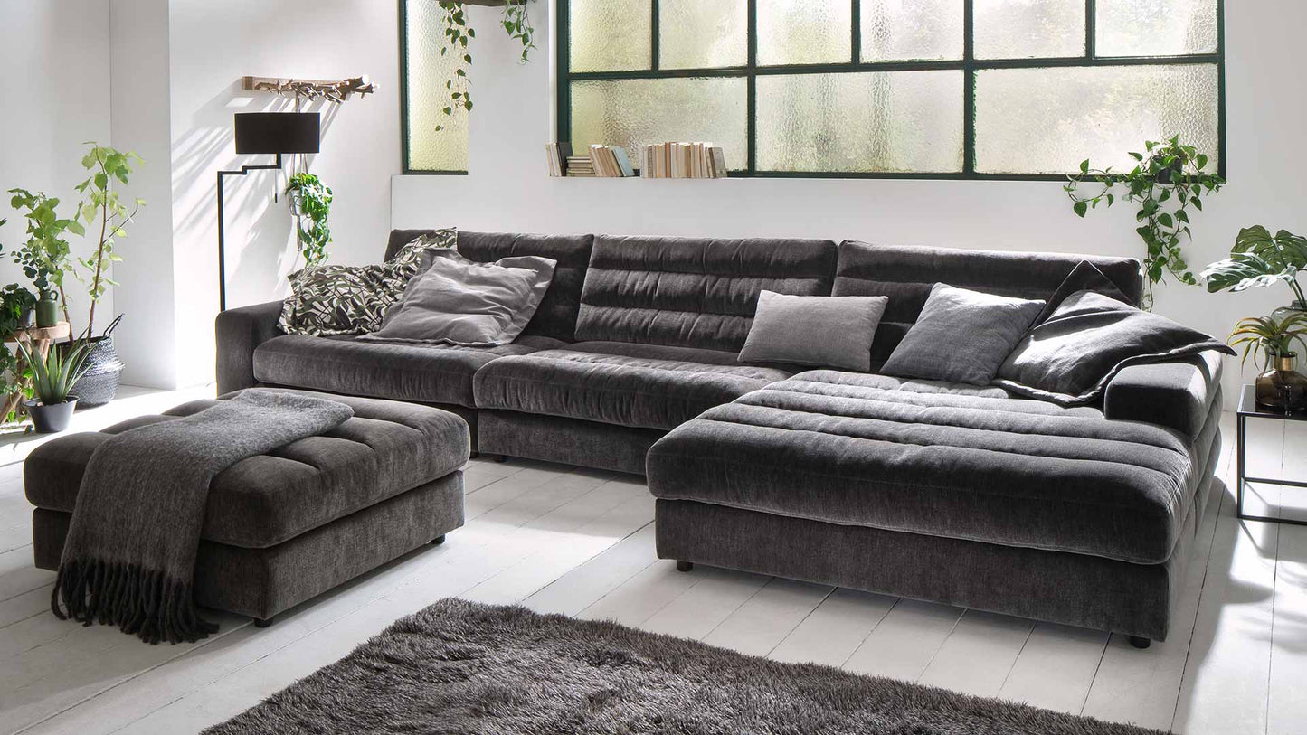 Bequemes Bouclé Sofa Stripes in anthrazitfarbenem Velours.