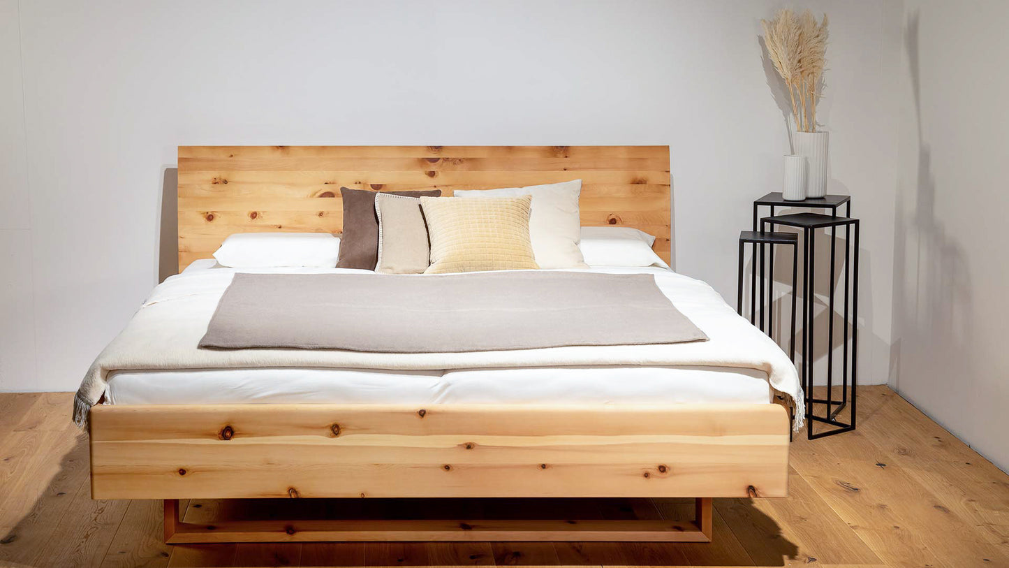 h-design-bett-kitzbuehel-zirbenbett-holzbett-bett-holz-zirbe-kufe-schreinerbett-bett-nach-mass