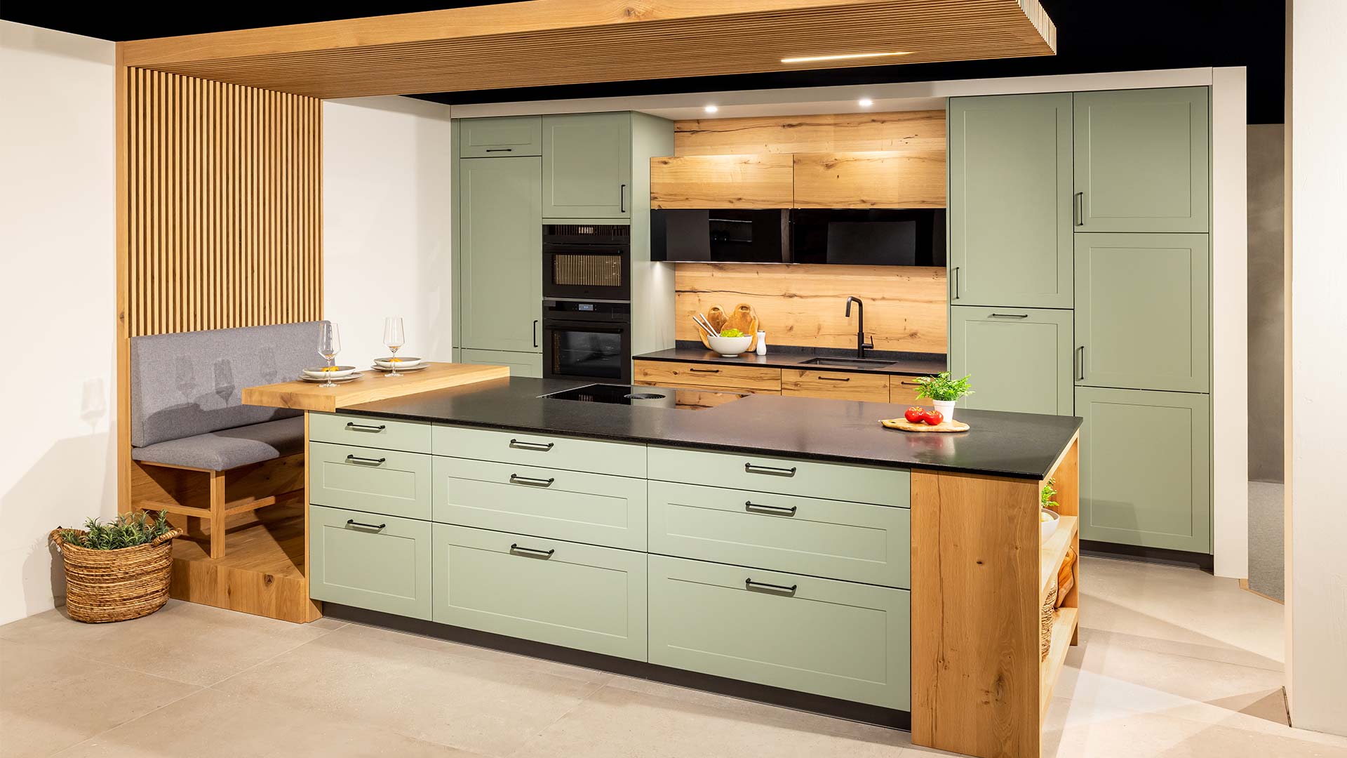 h-design Küche Girona | Landhausküche in grün mit Eichenholz ...