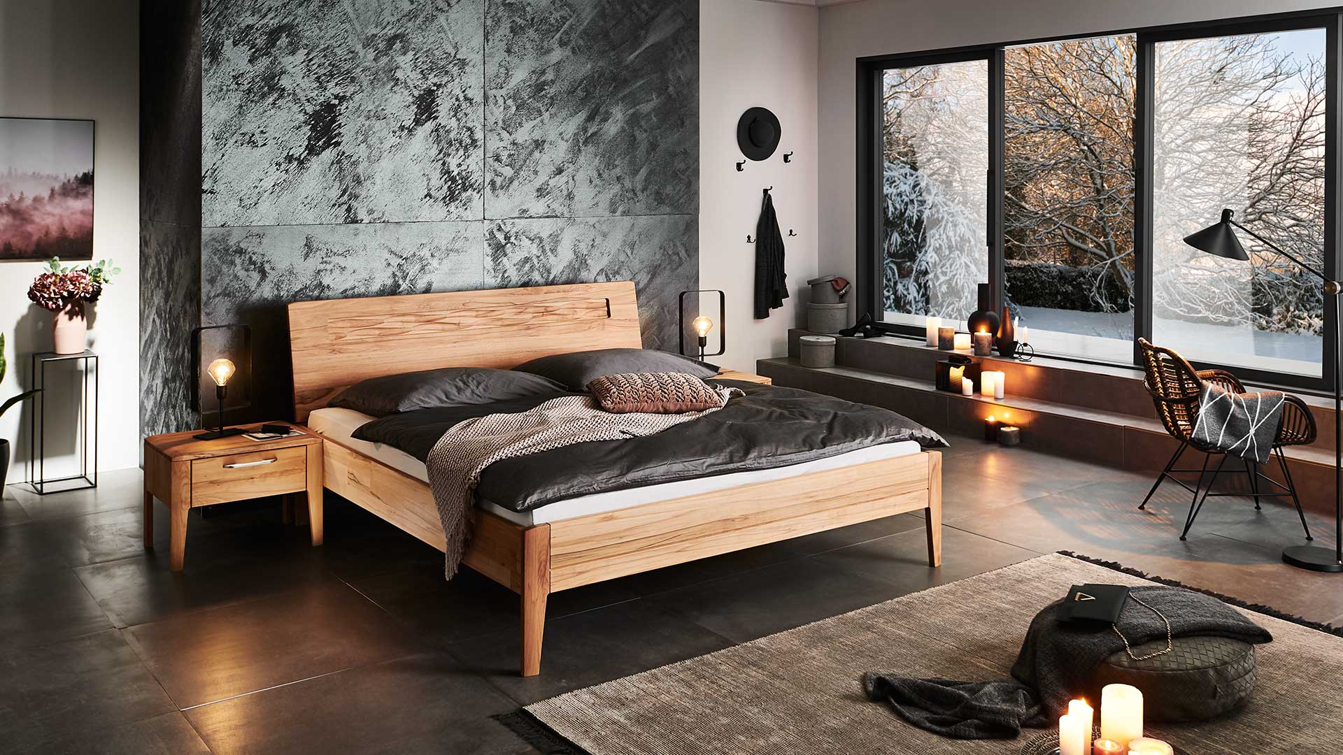 Schwarzes Schlafzimmer mit Holzbett aus Eiche oder Kernbuche mit geradem Rückenteil und Nachtkonsole aus Massivholz.