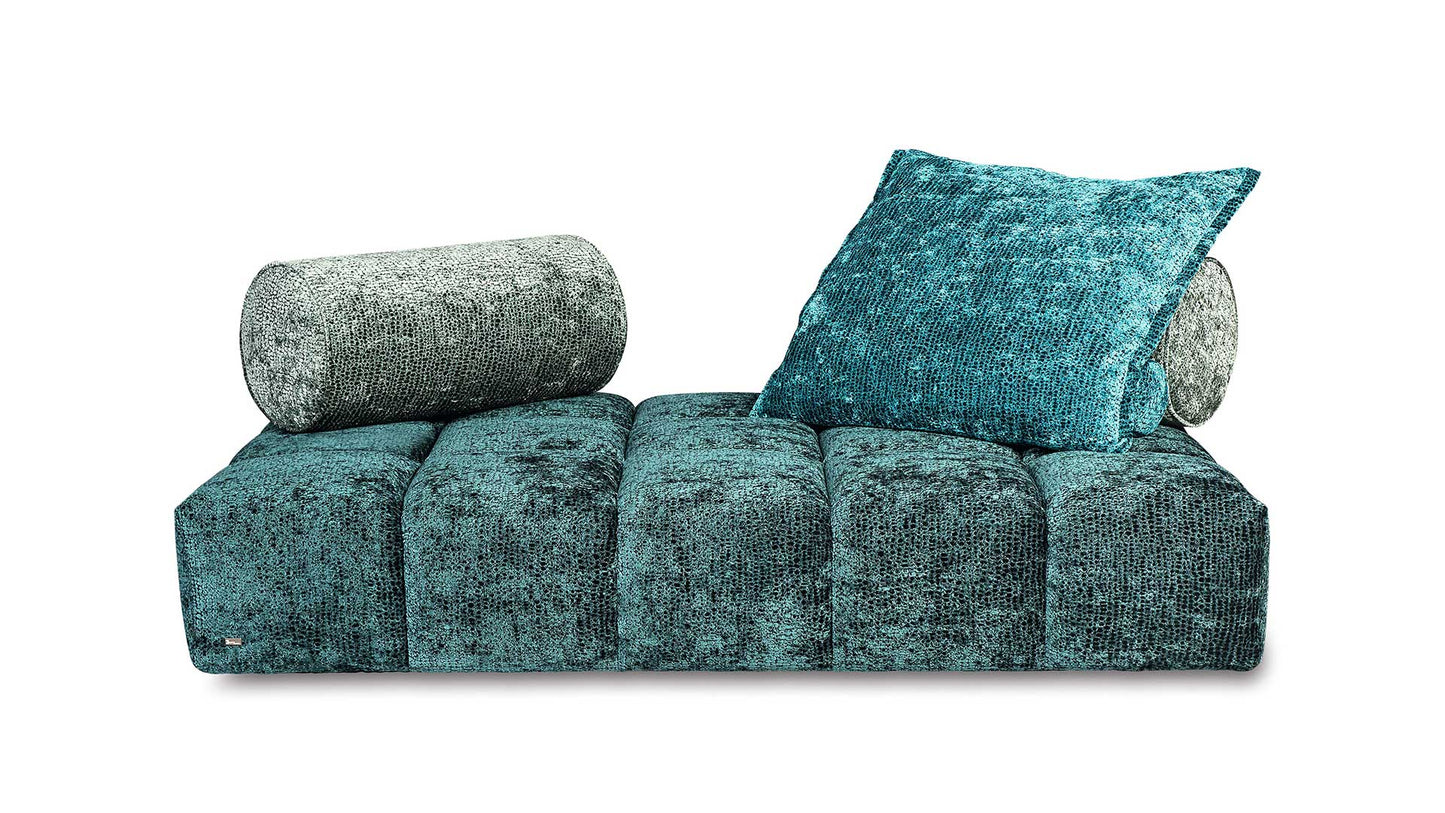 Hocker und Kissen in türkisem und hellblauem Stoff zum Bretz Ecksofa Edgy.
