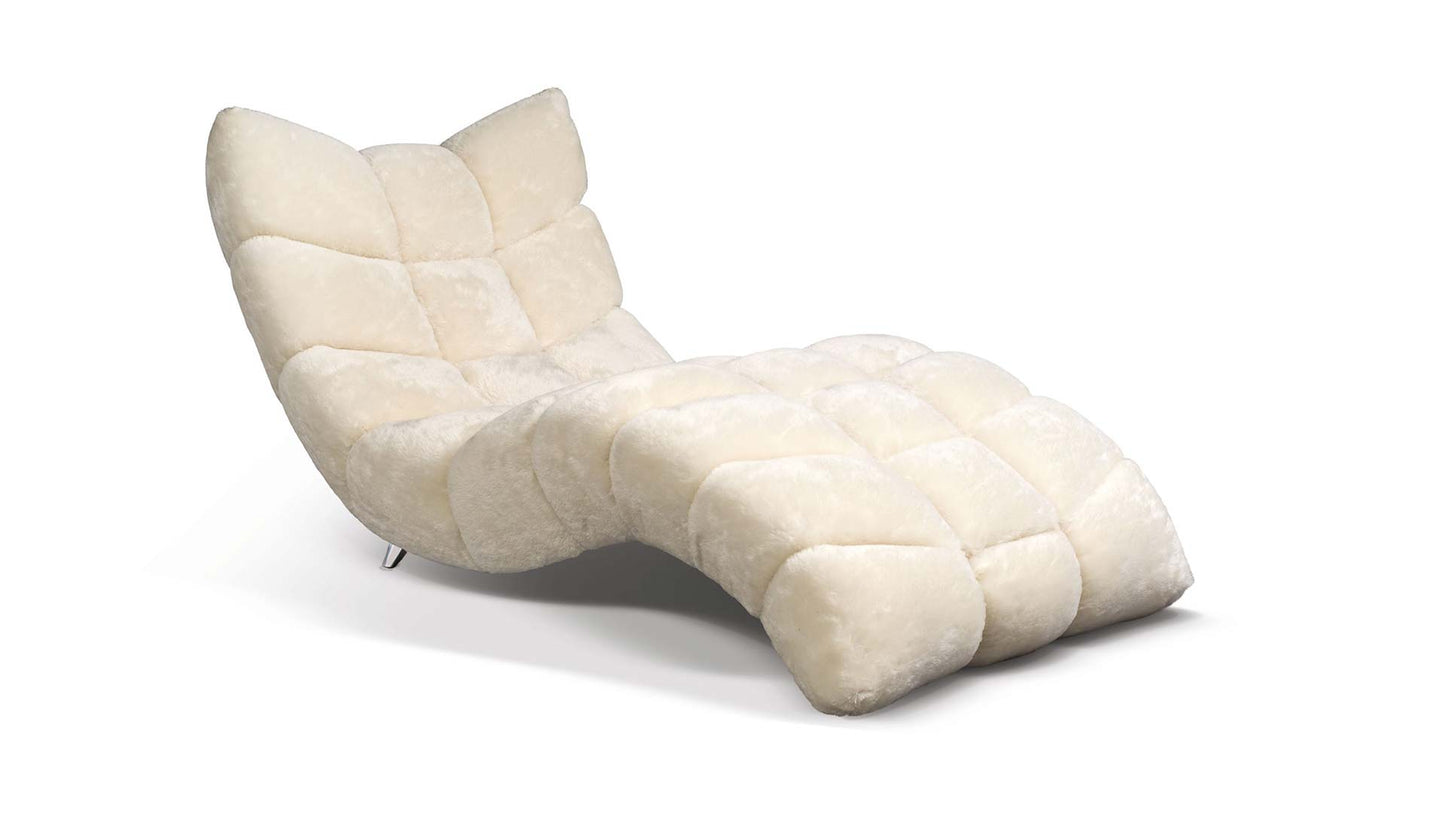 Bretz Cloud 7 Liege mit Rautenmuster in einem beige-weißen Velours.