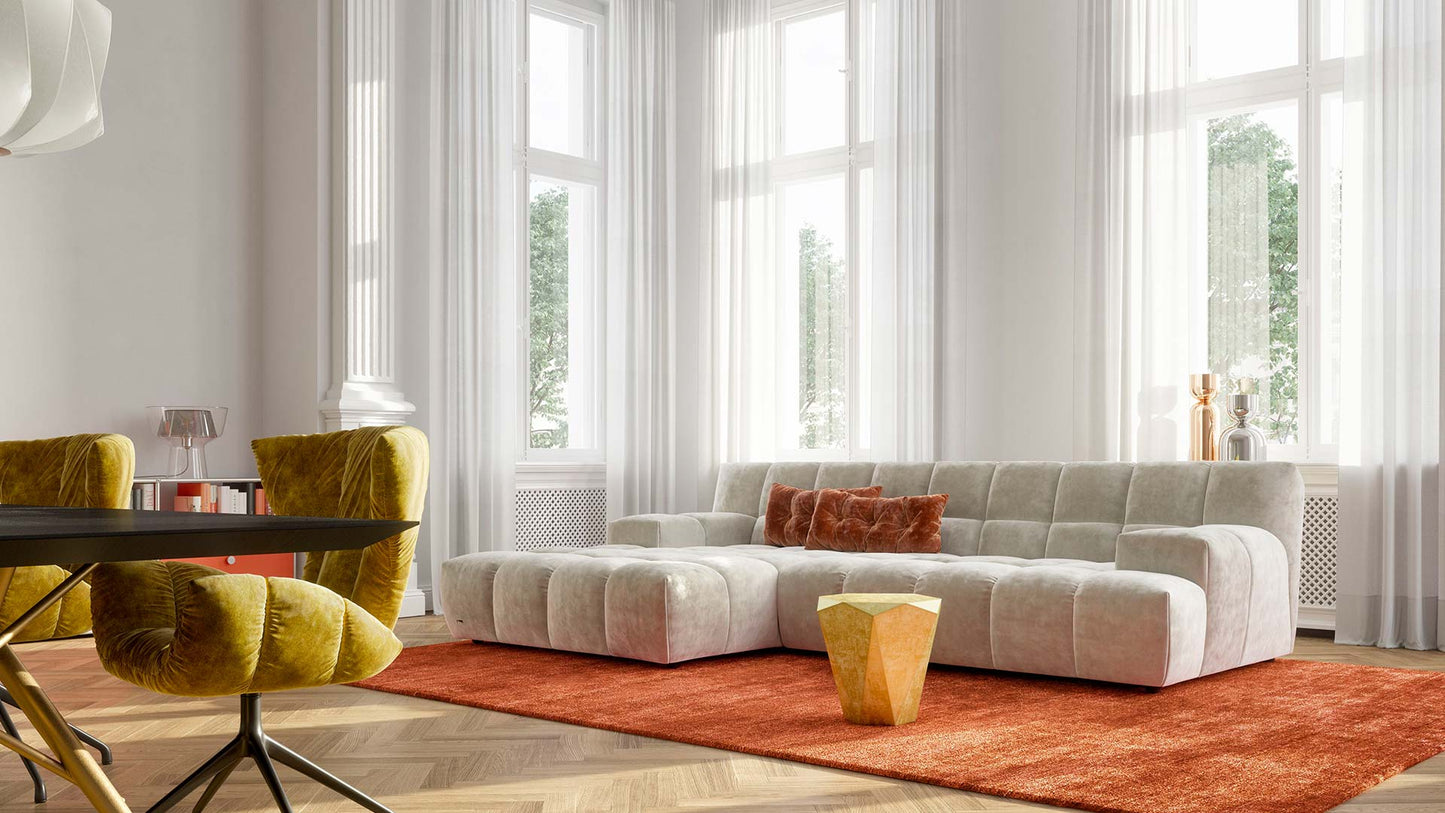 Helles Wohnzimmer mit dem Bretz Cloud 7 Sofa in weißem Velours in Kasettenheftungsoptik.