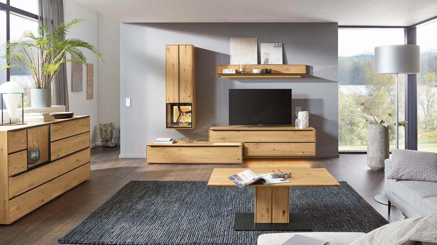 Wohnwand aus Asteiche vom Schreiner mit TV-Board und Couchtisch