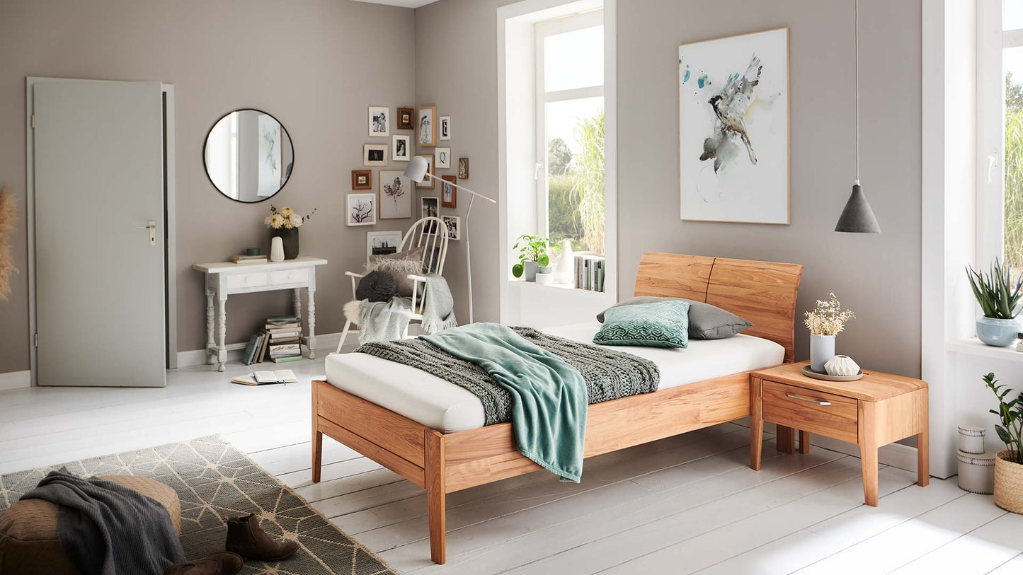 Gräuliches Schlafzimmer mit Holzbett aus Eiche mit Nachtkonsole aus Massivholz.