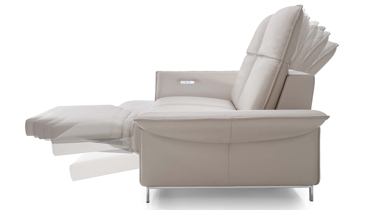 Elektrisch verstellbares Sofa in beigem Leder mit Schlaffunktion, Armlehnen- und Rückenverstellung.