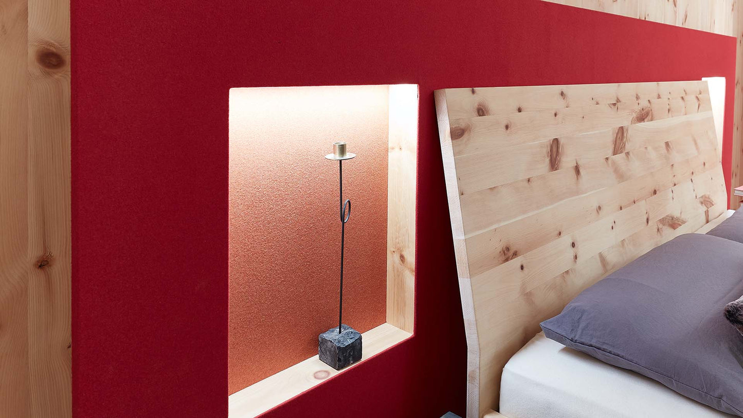 h-design-hochkoenig-zirbe-zirbenhols-schreinerqualitaet-schlafzimmer-bett-zirbenbett-beleuchtet-rot-flies