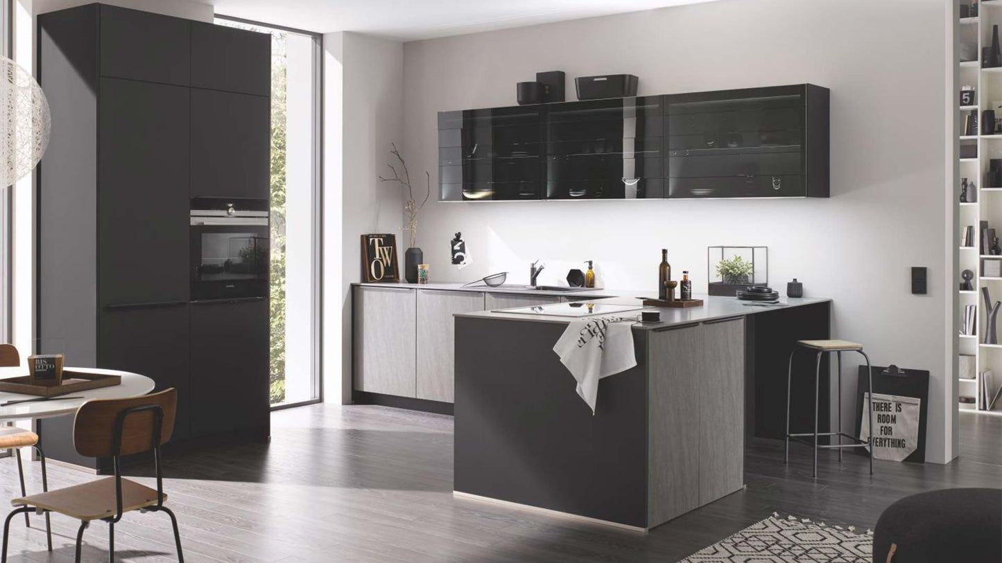 kueche-mattlack-anthrazit-holzfront-anthrazit-schwarz-beleuchtet-glasvitrinen-verdunkeltes-glas