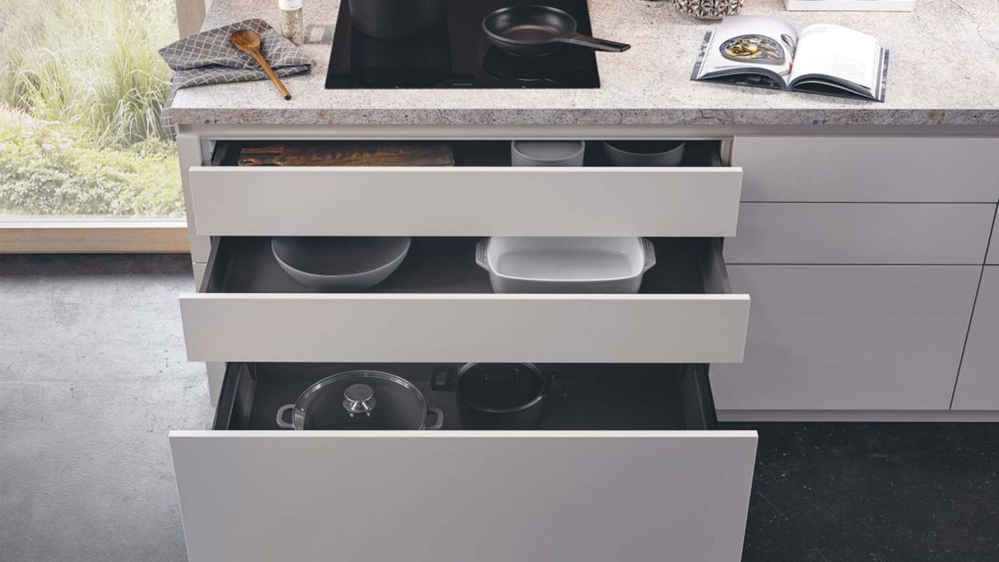 kueche-nach-mass-fronten-weiss-lack-matt-holzfronten-holz-furniert-backofen-hoch-flaechenbuendig-hochschranke-glas-milchig-oeffnungsmechanik-schubfaecher-grifflos