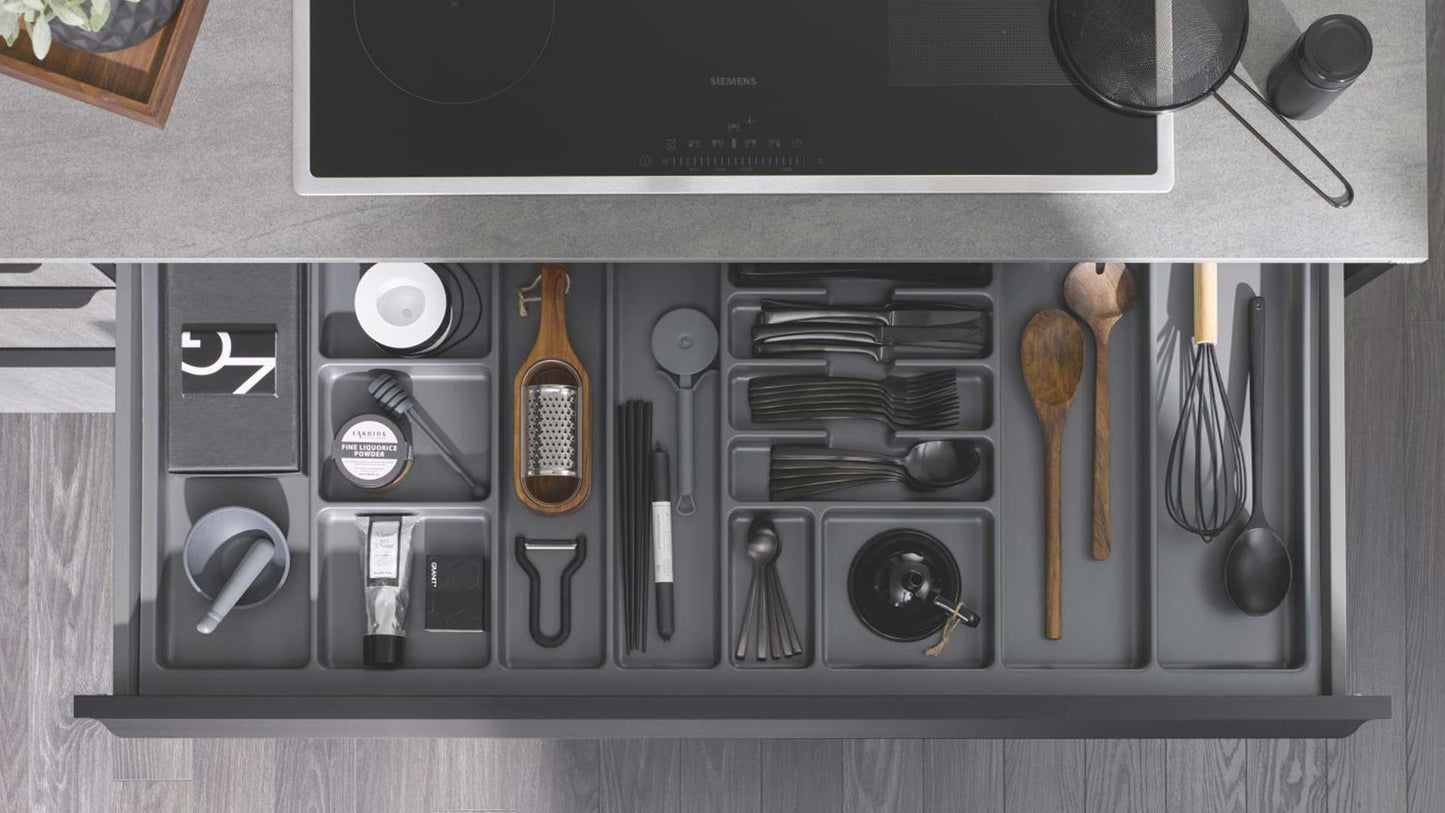 kueche-mattlack-anthrazit-holzfront-anthrazit-schwarz-beleuchtet-glasvitrinen-verdunkeltes-glas-besteckeinsatz