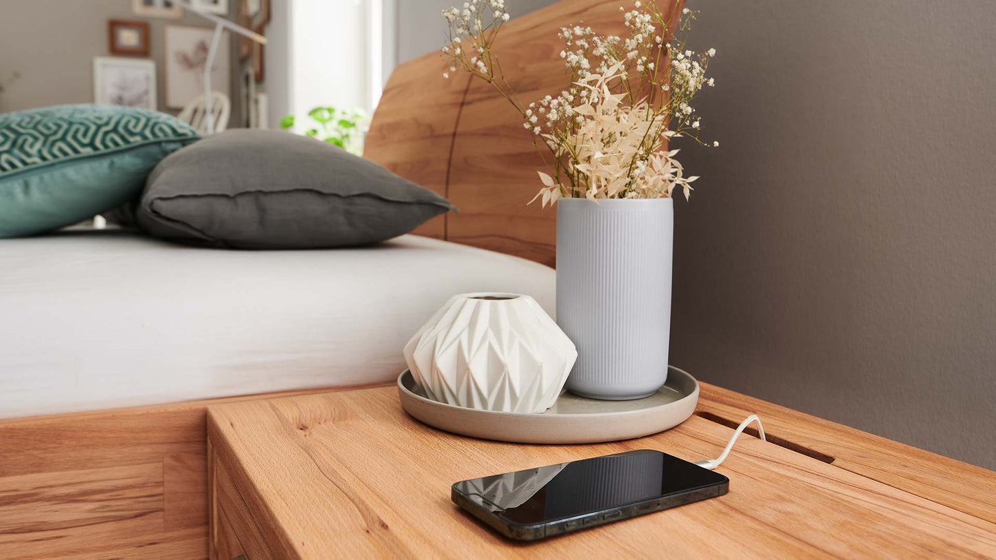 Gräuliches Schlafzimmer mit Holzbett aus Eiche oder Kernbuche mit Nachtkonsole aus Massivholz mit Kabeldurchlass.