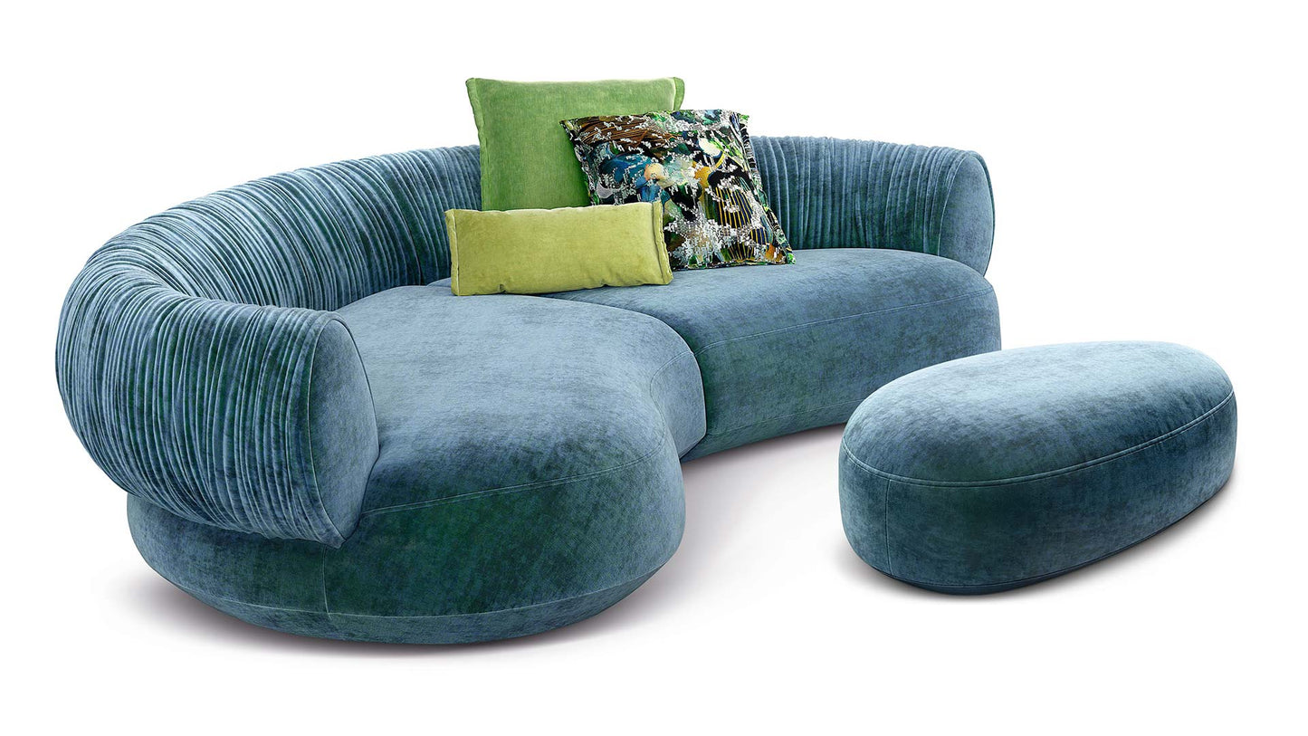 Bretz Couch Nanami in blauem Velours mit Hocker.