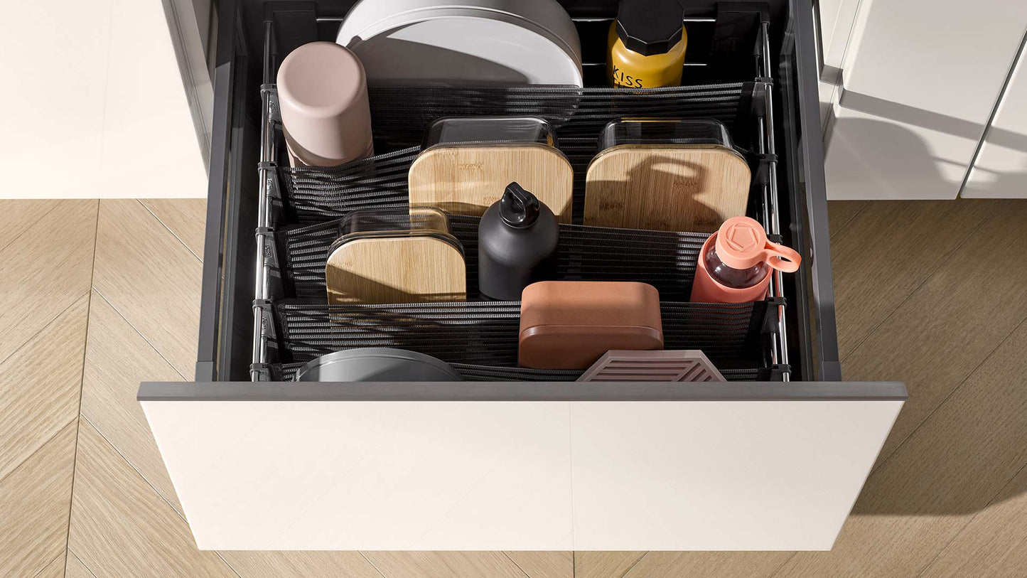 kueche-hochglanz-weiss-front-holzoptik-grifflos-beleuchtet-holzarbeitsplatte-furniert-schubfach-organizer-tupperware