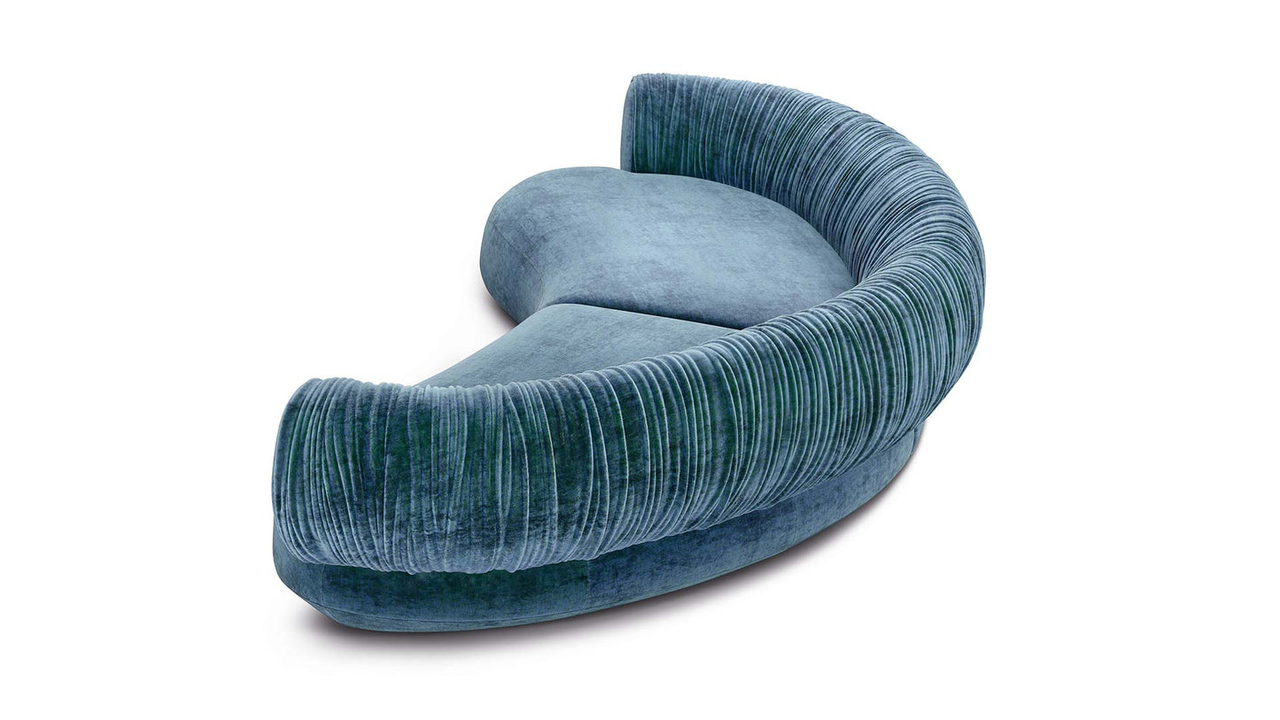 Bretz Couch Nanami in blauem Velours von hinten.