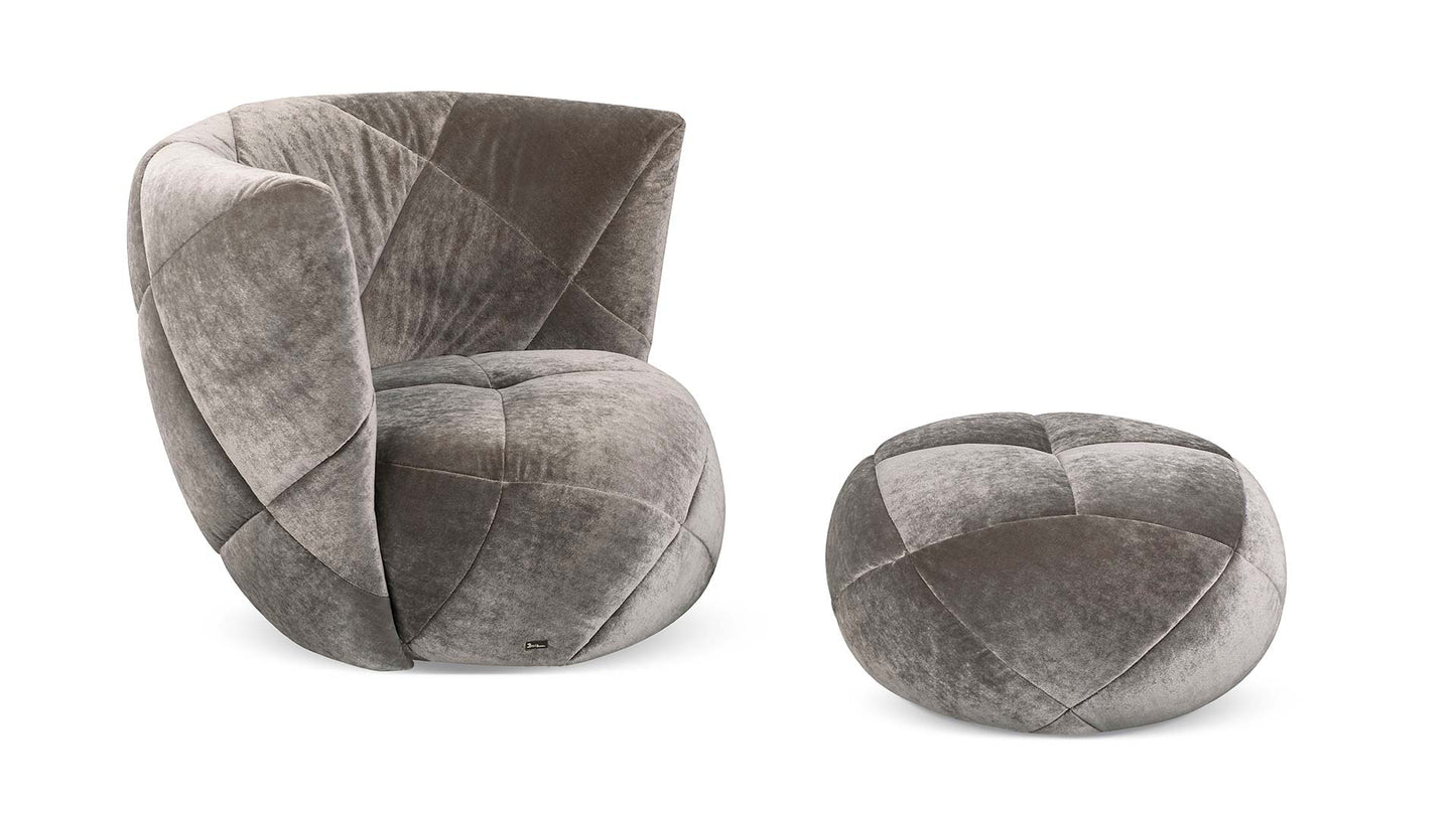 Bodentiefer, gepolsterter Bretz Drehsessel und Hocker in grauem, beigen Velours und Rautenoptik.