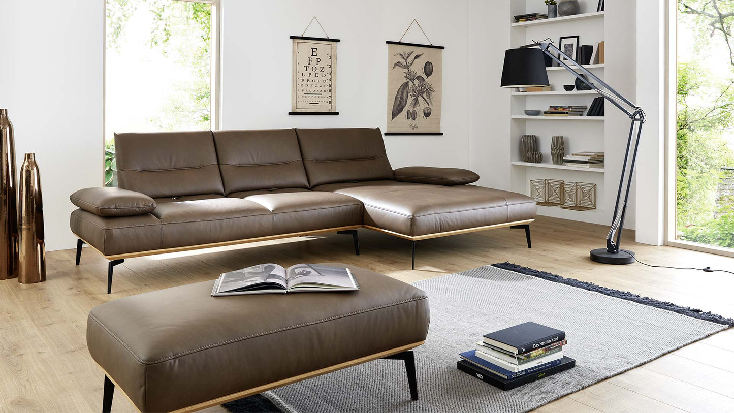 couchgarnitur-couch-sofa-leder-gruen-olivgvruen-braun-holzrahmen-metallfuesse-fuesse-metall-sitztiefenverstellung-verstellbare-armlehnen-polstergarnitur-hocker