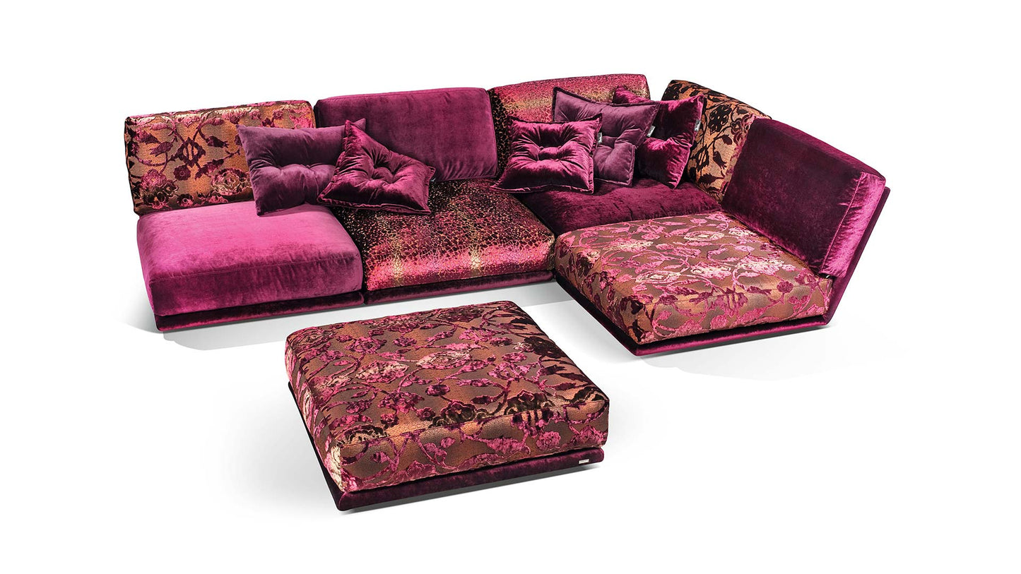 couchgarnitur-couch-sofa-bretz-stoff-velours-dunkelrot-weinrot-orange-golden-gemustert-blumen-leo-bodentief-loungegarnitur-hocker