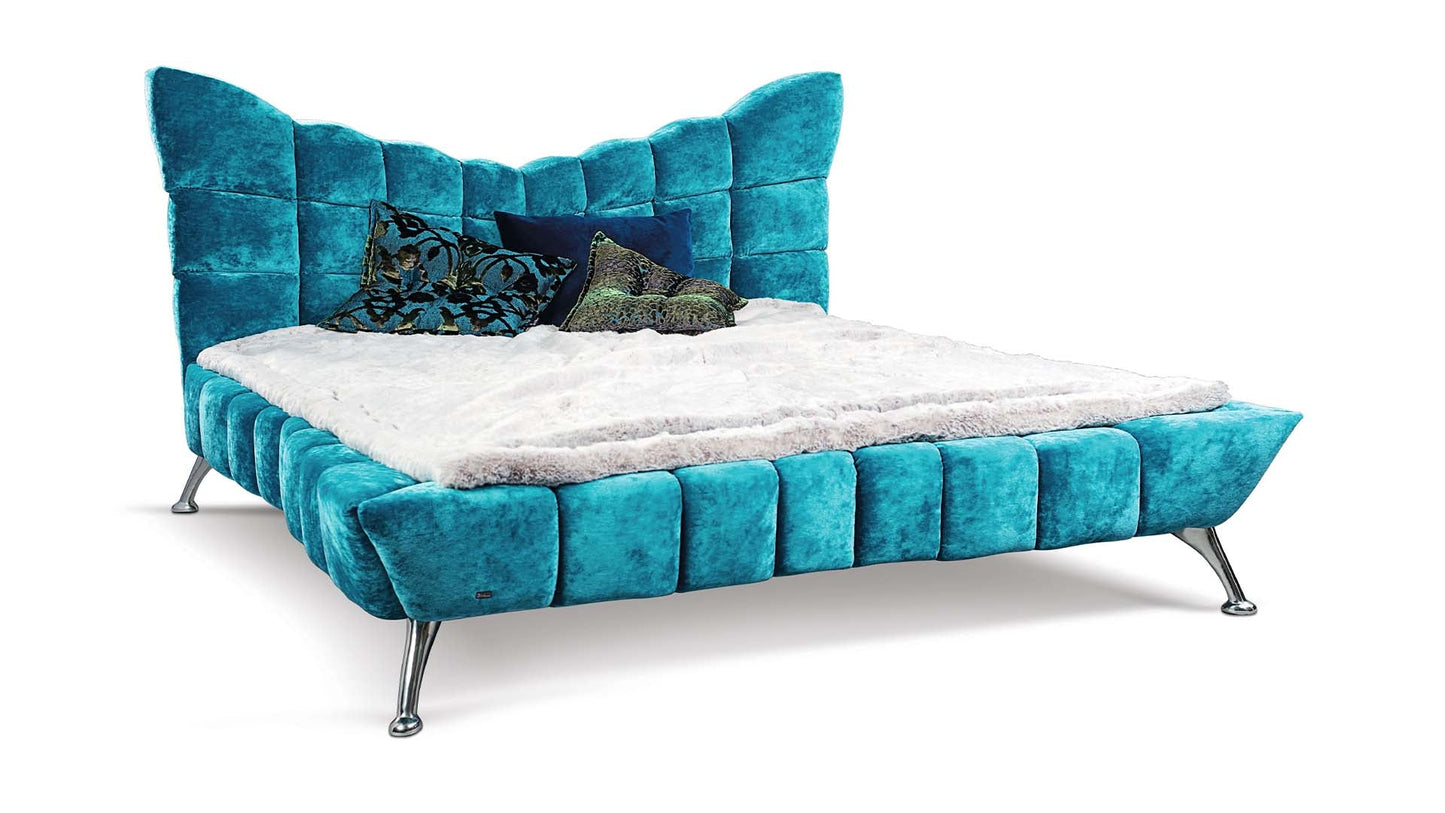 Das Bretz Bett Cloud 7 in türkisem Velours mit silbernen Füßen.