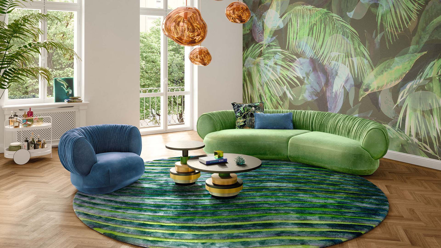 Wohnzimmer mit Sofa und dem Bretz Sessel Nanami in blauem Velours.