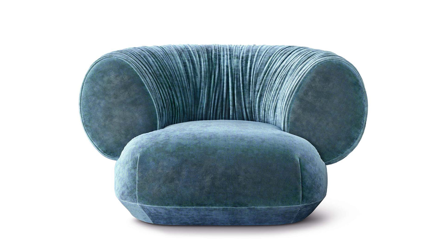 Bretz Sessel Nanami in blassblauem Velours.