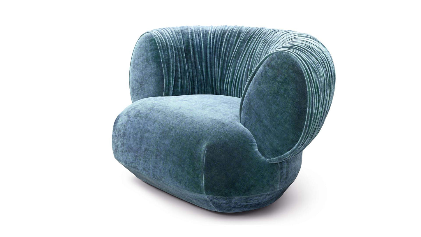 Brets Sessel Nanami aus blassblauem Samtstoff.