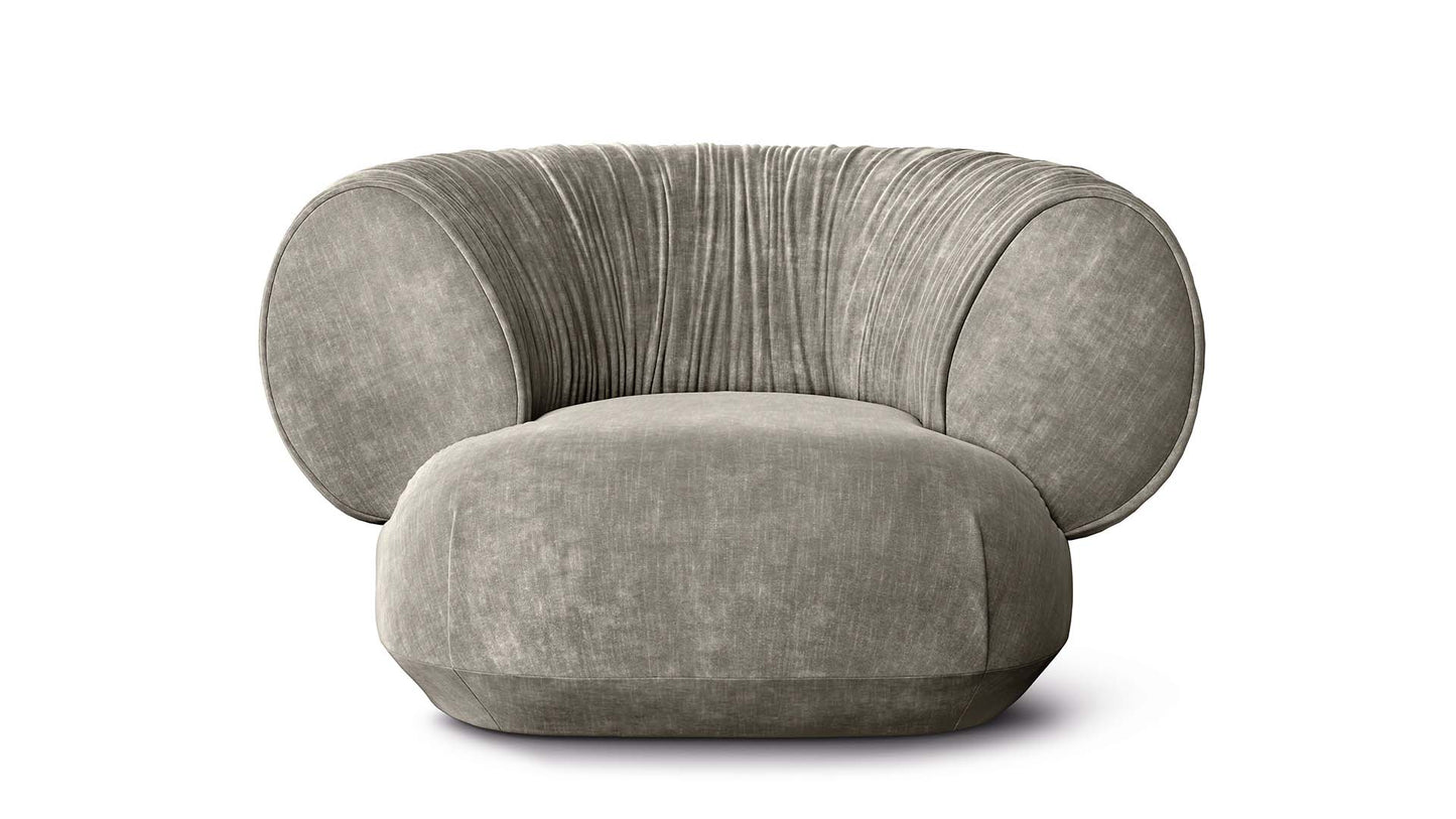 Bretz Sessel Nanami in einem beige-grauen Velours.