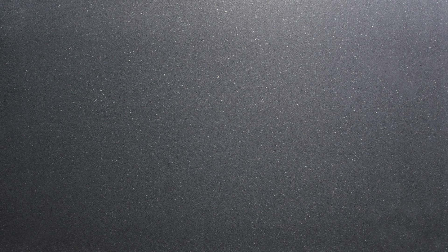 Naturstein Küchenarbeitsplatte in gesamt schwarz-atnhrazithfarbender, ruhiger und feiner Oberfläche mit dezent weißen Einsätzen in semi gloss in der Farbe Argento Black.