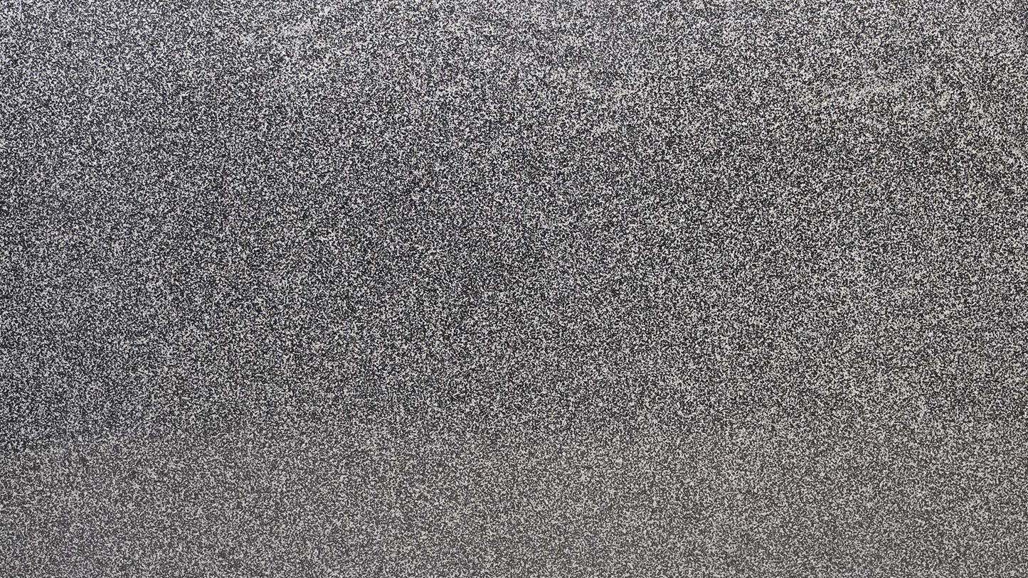Naturstein Küchenarbeitsplatte in schwarz-weiß fein pigmentierter Oberflächen mit gesamt grauer Optik.