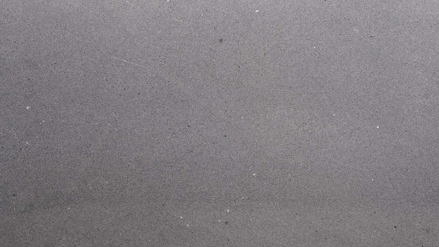 Naturstein Küchenarbeitsplatte in grauem Gruntnon und minimalistischer Maserung in weiss-grau-schwarz und allgemein sehr feiner, matter Oberflächenoptik in der Farbe Mühltalsee.