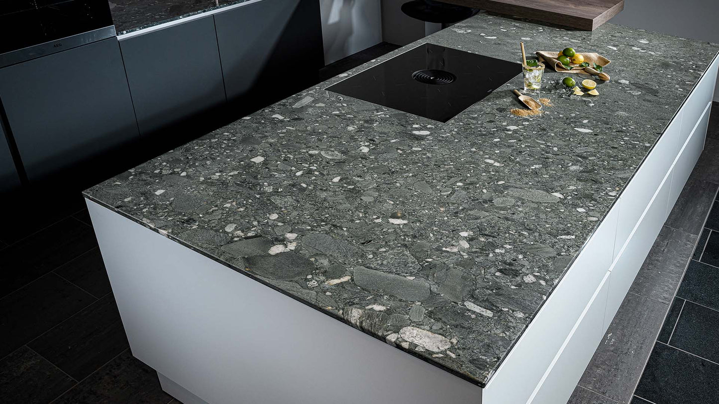 Stein Arbeitsplatte für die Küche in kühlem grün-blau auf einem weißen Küchenblock.