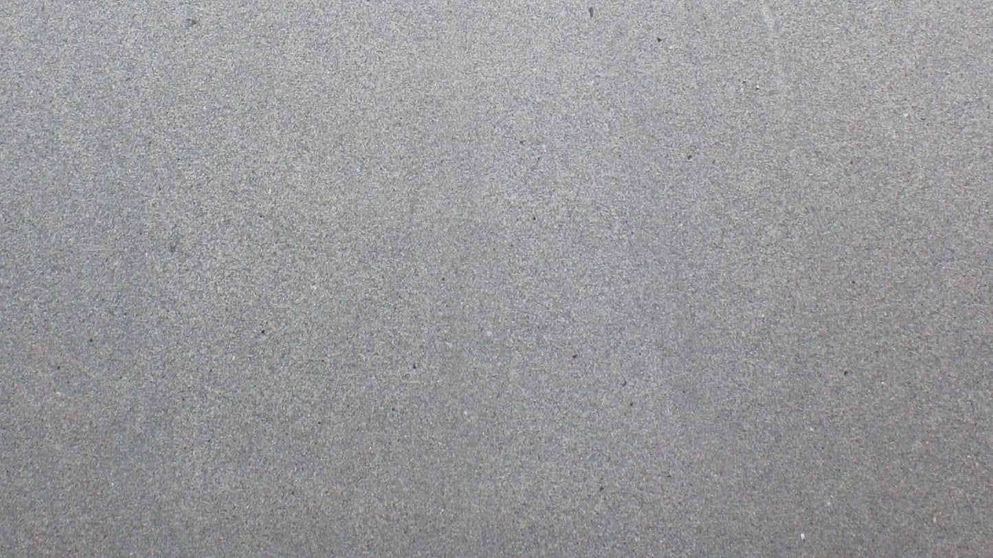 Steinplatte für Küchen in blau-grau mit feiner Körnung.