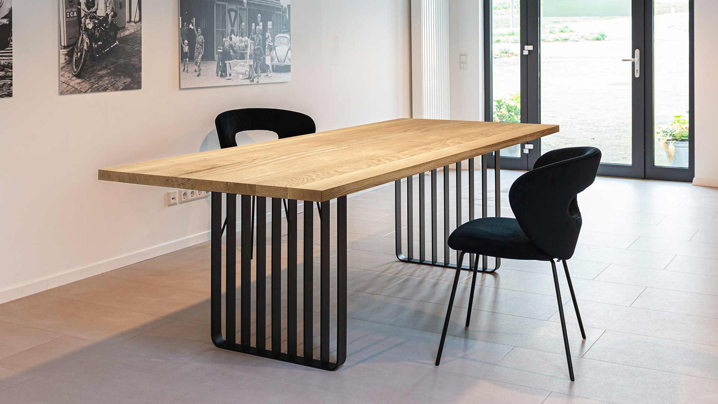 Tisch von ASCO mit Massivholztischplatte und filigranem Metallgestell.