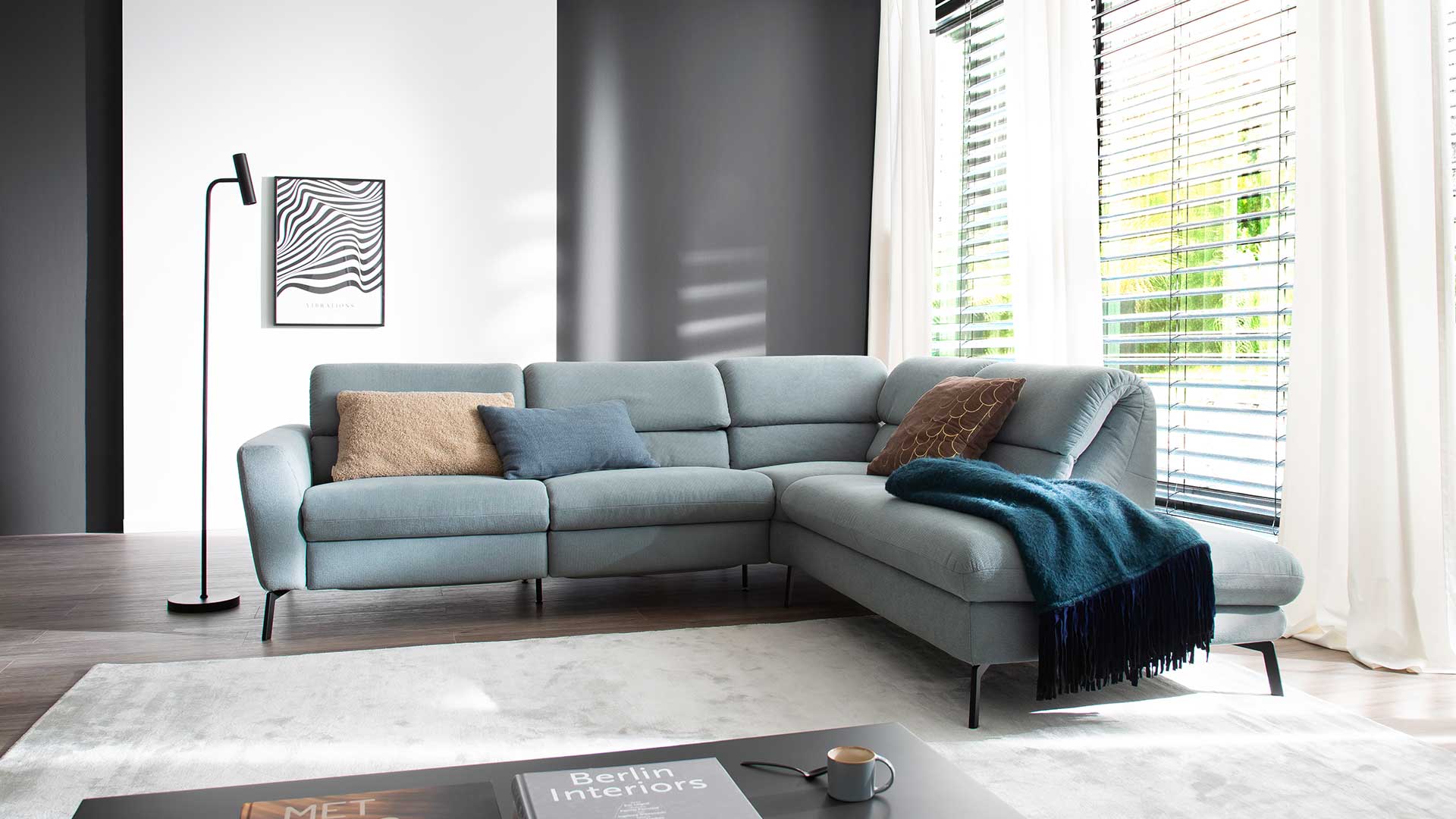 Gemütliches und modernes Sofa mit verstellbarer Rückenlehne.