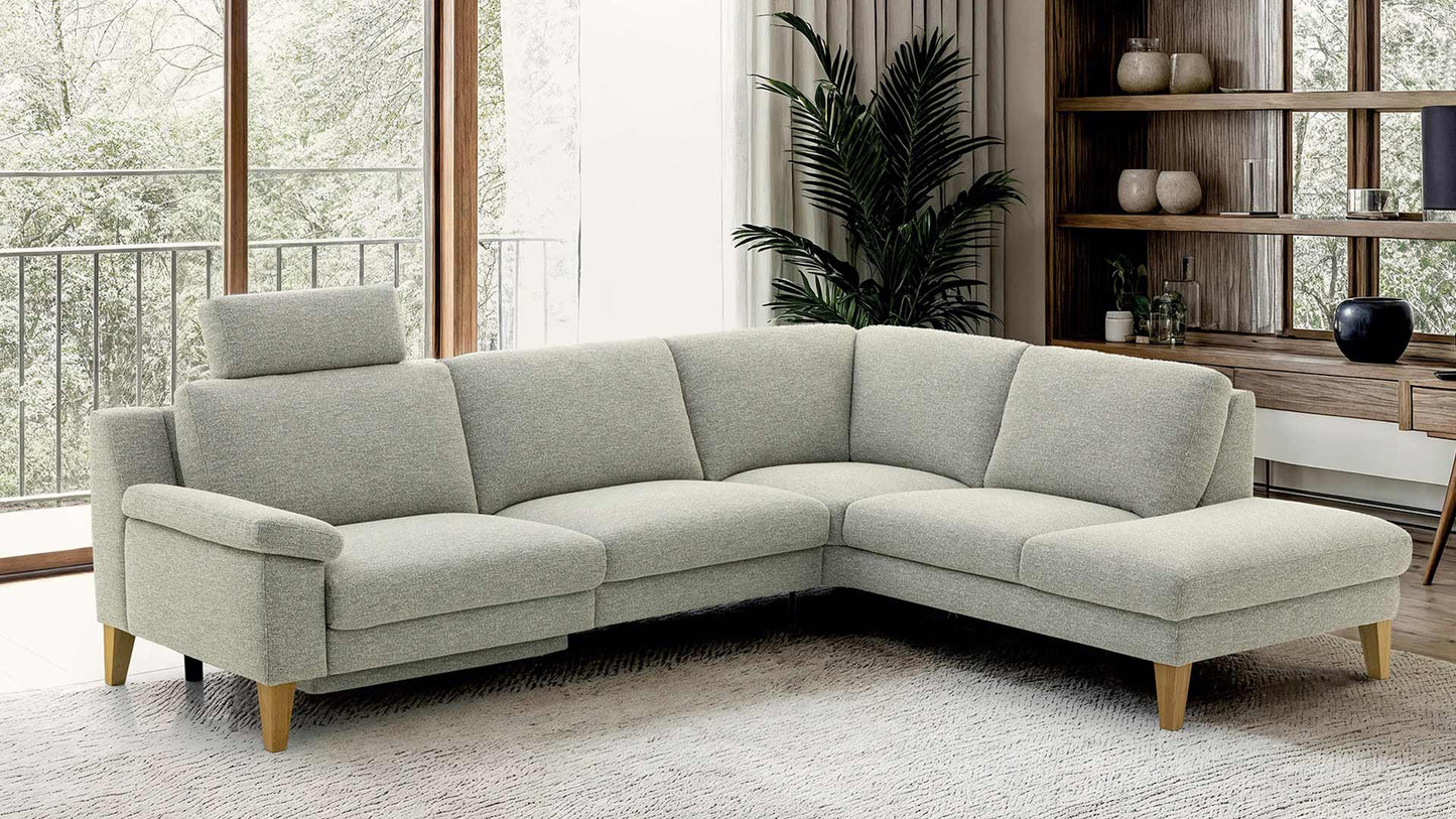 Modernes Relaxsofa mit Holzfüßen in grauem Stoff.