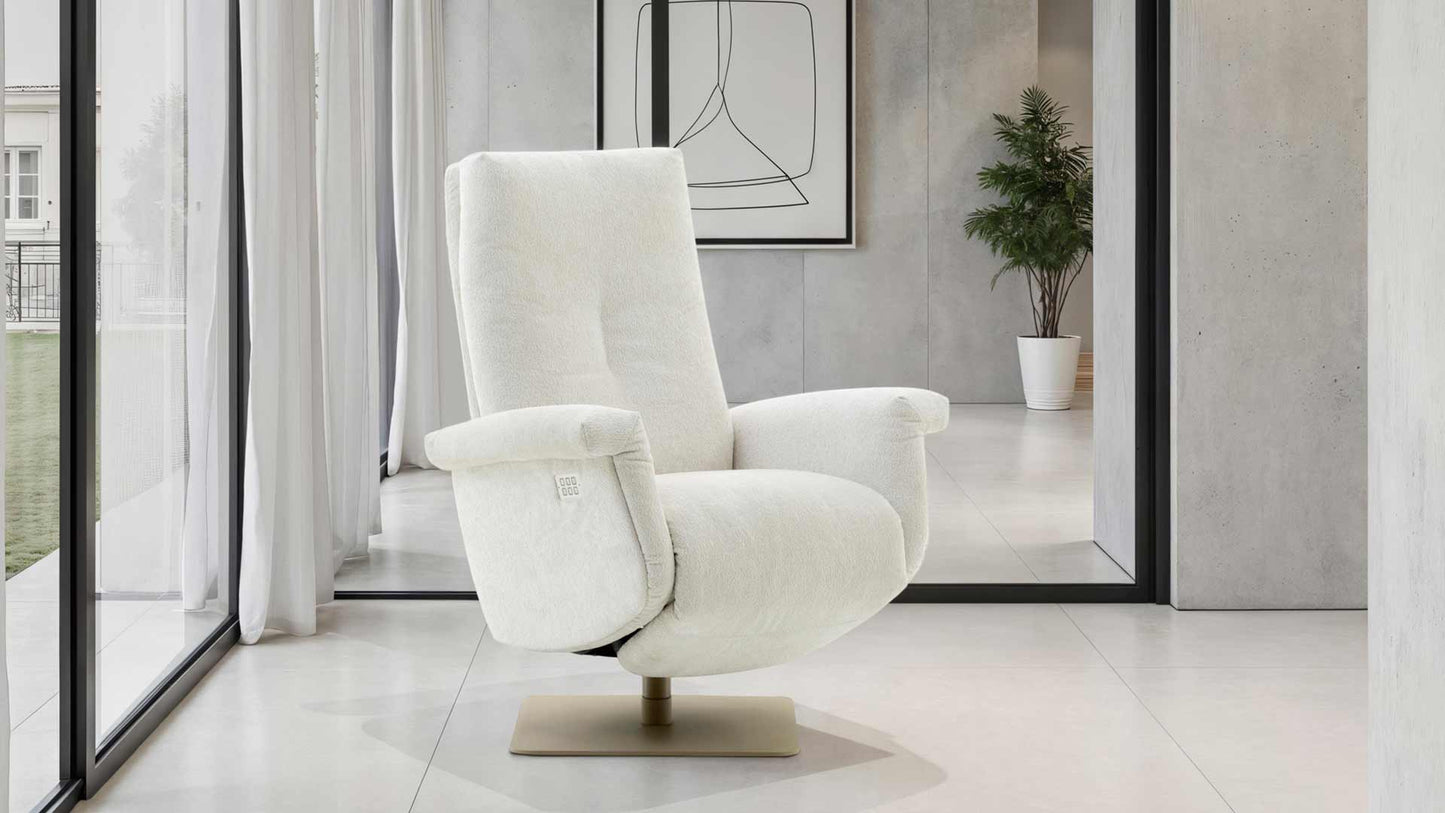 Loungesessel von Sitzkunst in weißem Stoff und beigem Metallfuß und vielen Funktionen.