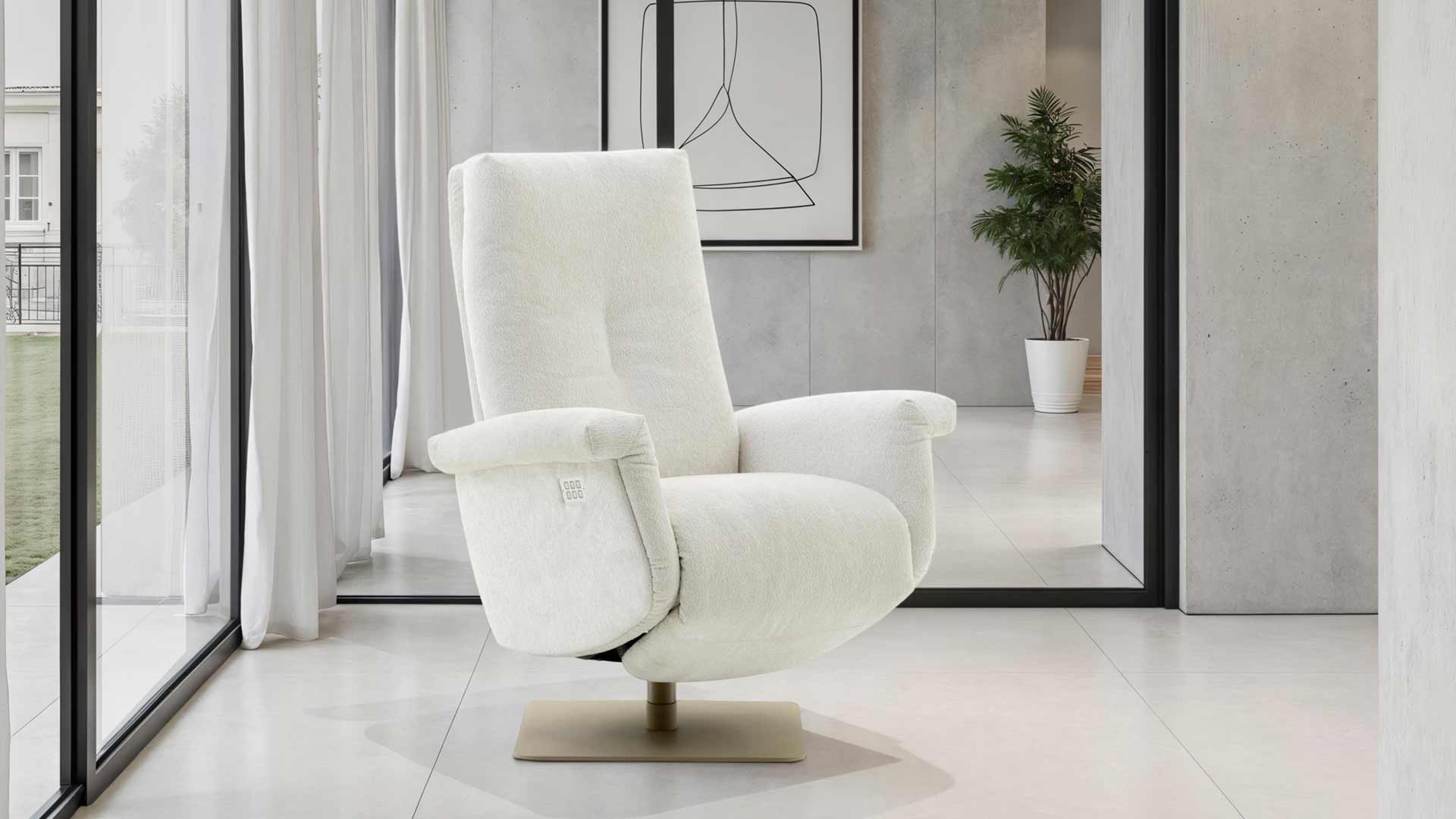 Loungesessel von Sitzkunst in weißem Stoff und beigem Metallfuß und vielen Funktionen.