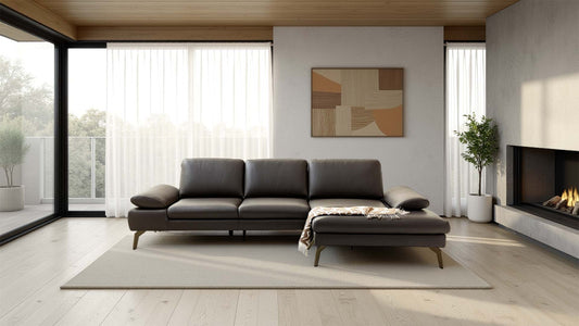 Modernes Ecksofa in braunem Leder.