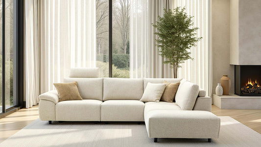 Modulares Sofa von Sitzkunst in hellem Stoff.