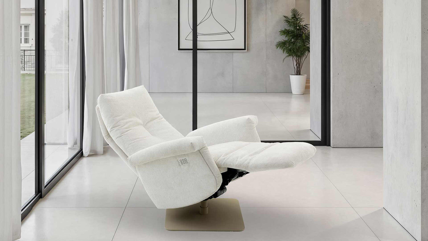 Loungesessel von Sitzkunst in hellem Stoff und Herzwaage-Funktion.