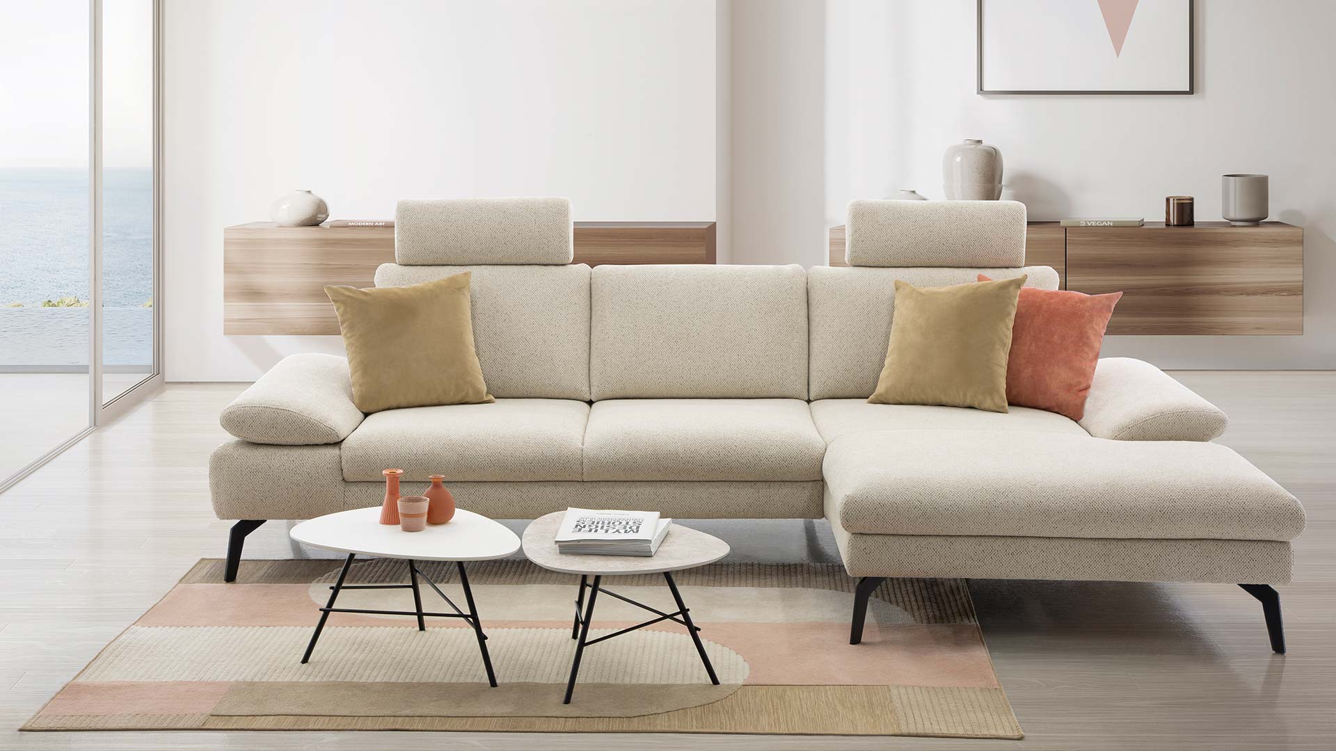 Modernes Ecksofa in hellem Stoff.