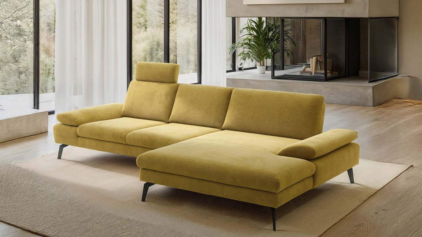 Modernes Ecksofa in Senfgelb.