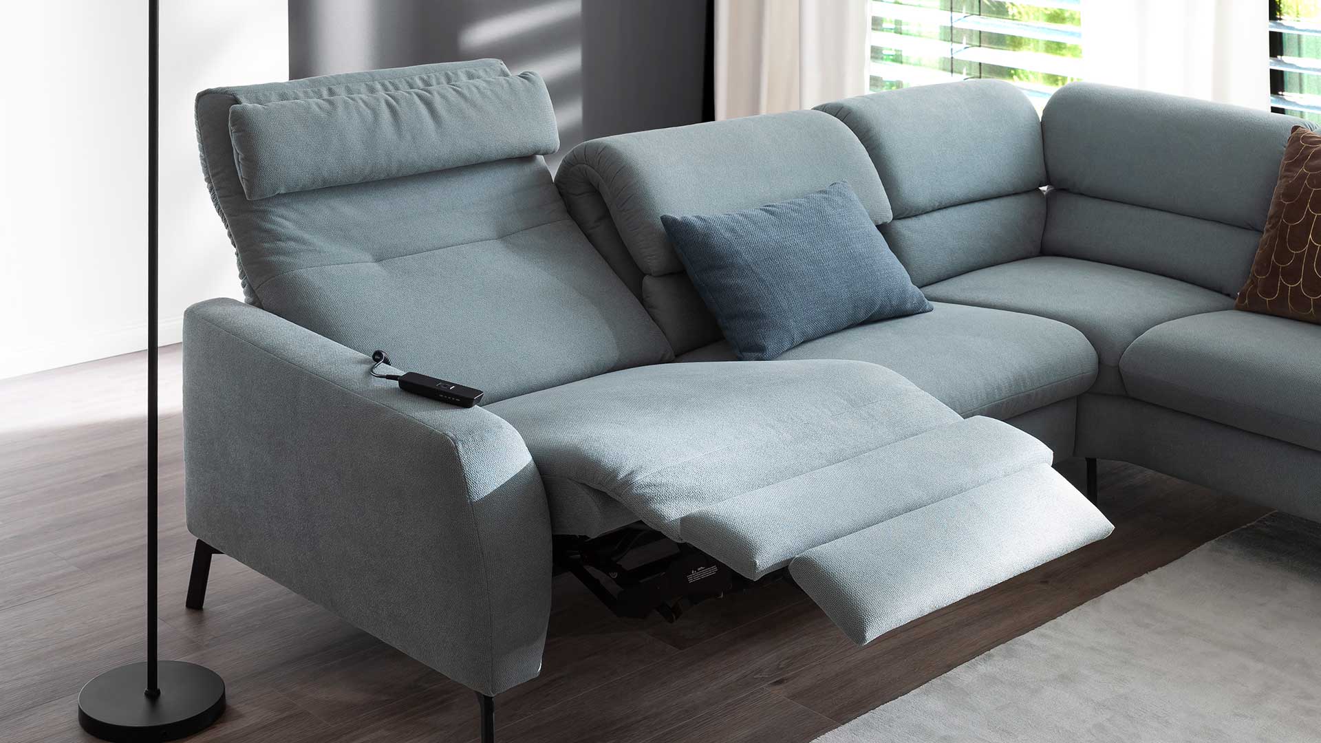 Gemütliches und modernes Sofa mit verstellbarer Rückenlehne.