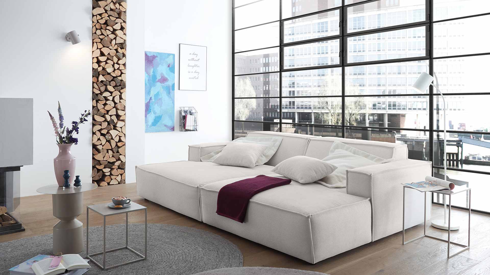Modulares Sofa Cord mit großer Liegefläche.