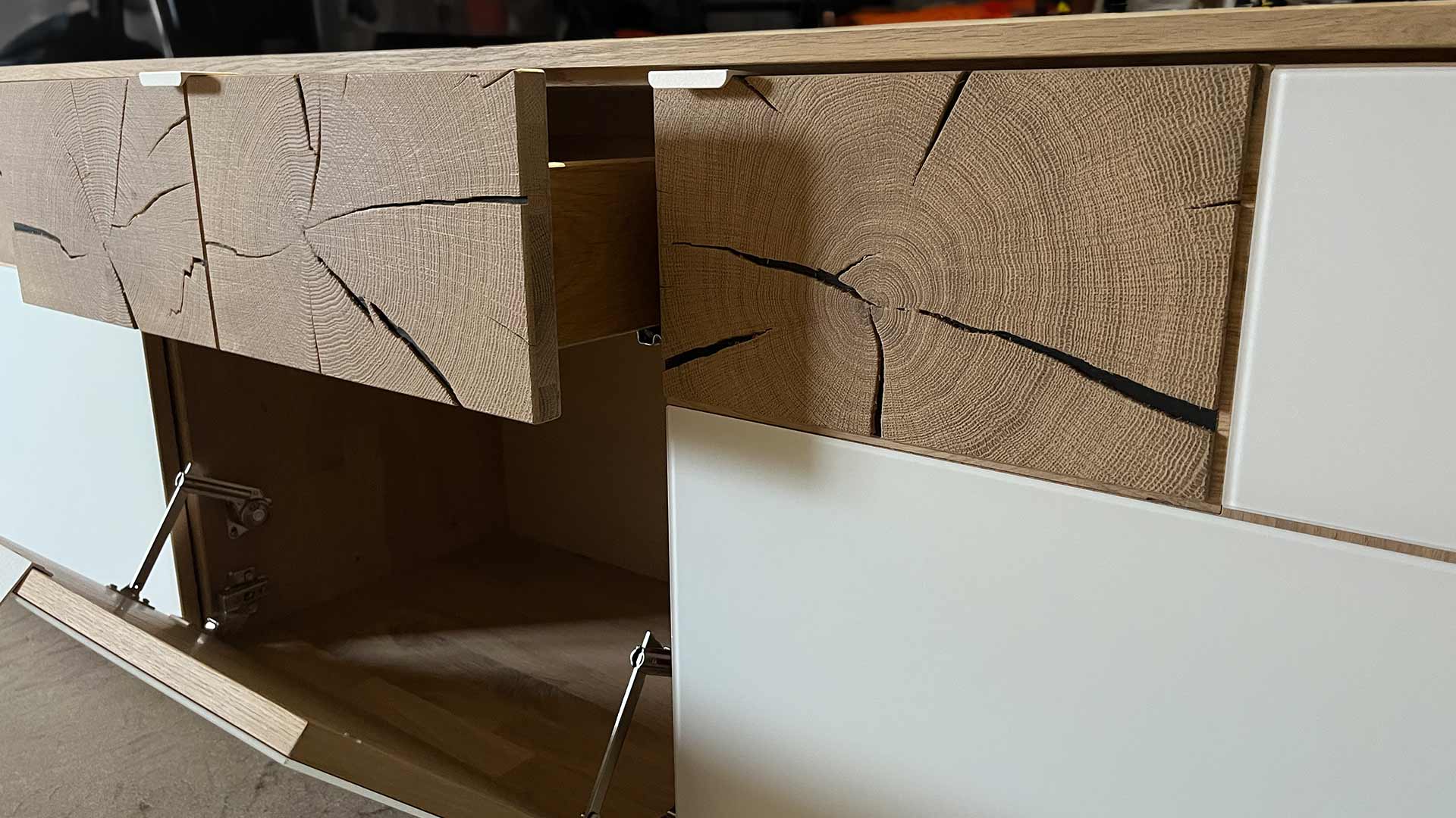 Massive Wohnwand Eiche mit Glas zum reduzierten Preis.